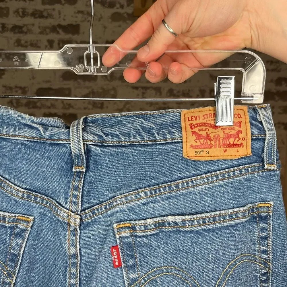 Levi’s | women curvy denim distressed jeans